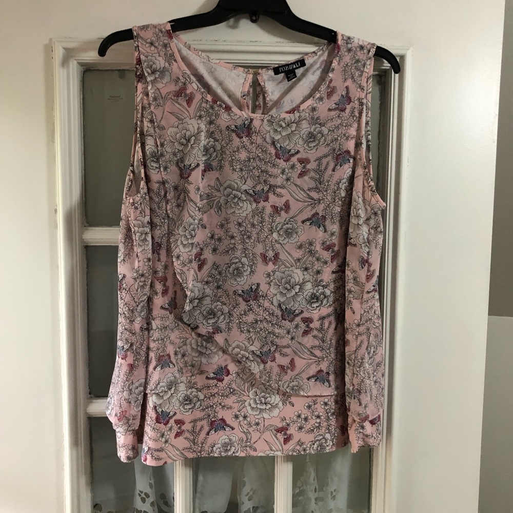 Super cute sleeveless top.